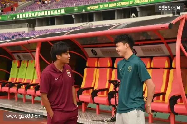 哥俩好！王钰栋评论蒯纪闻社媒 真帅兄弟；后者回复 你不在太孤单