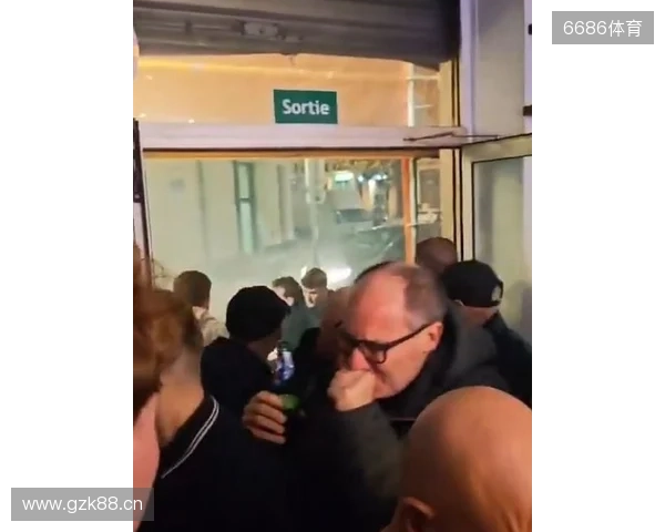邮报:纽卡球迷在法国遇袭,被马赛球迷投掷催泪瓦斯 邮报:纽卡球迷在法国遇袭,被马赛球迷投掷催泪瓦斯